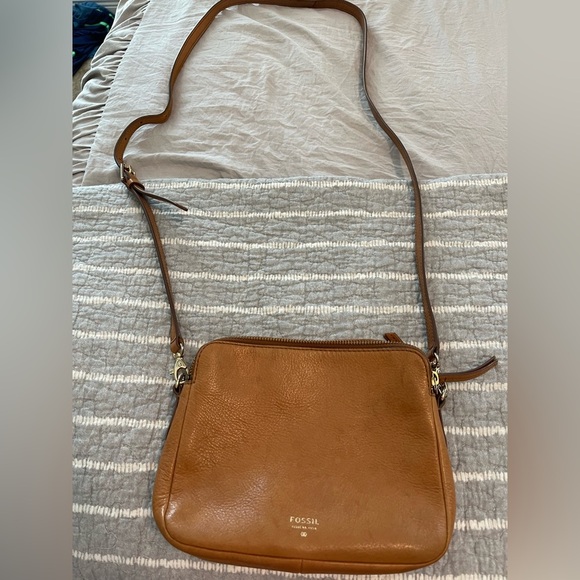 Fossil honey colored Camera Leather Crossbody Bag see photo for flaw - Picture 1 of 9
